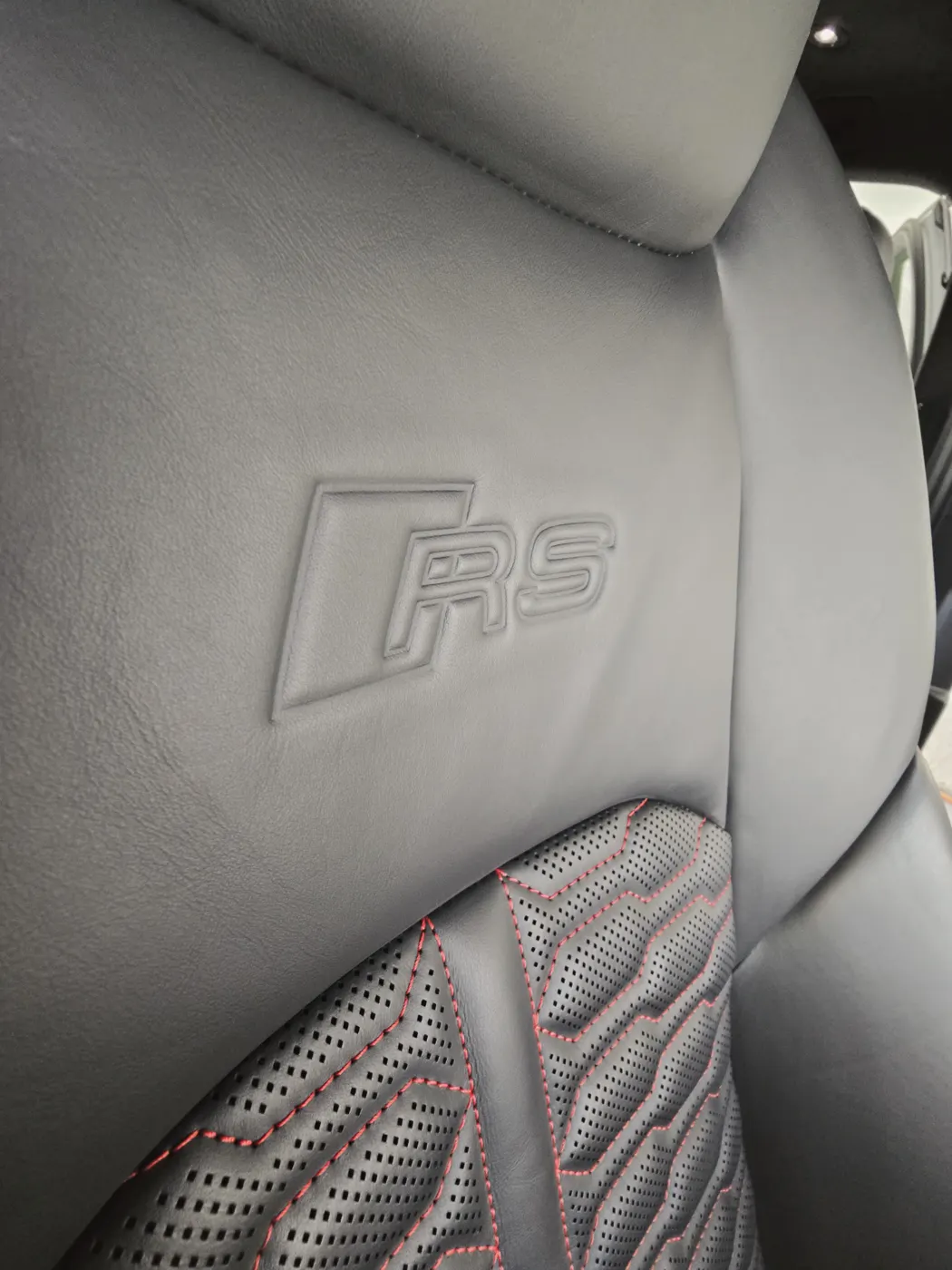 Седалка Audi RS след почистване на кожата